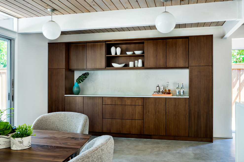 Свежая идея для дизайна: кухня-столовая среднего размера в стиле ретро с белыми стенами и бетонным полом - отличное фото интерьера