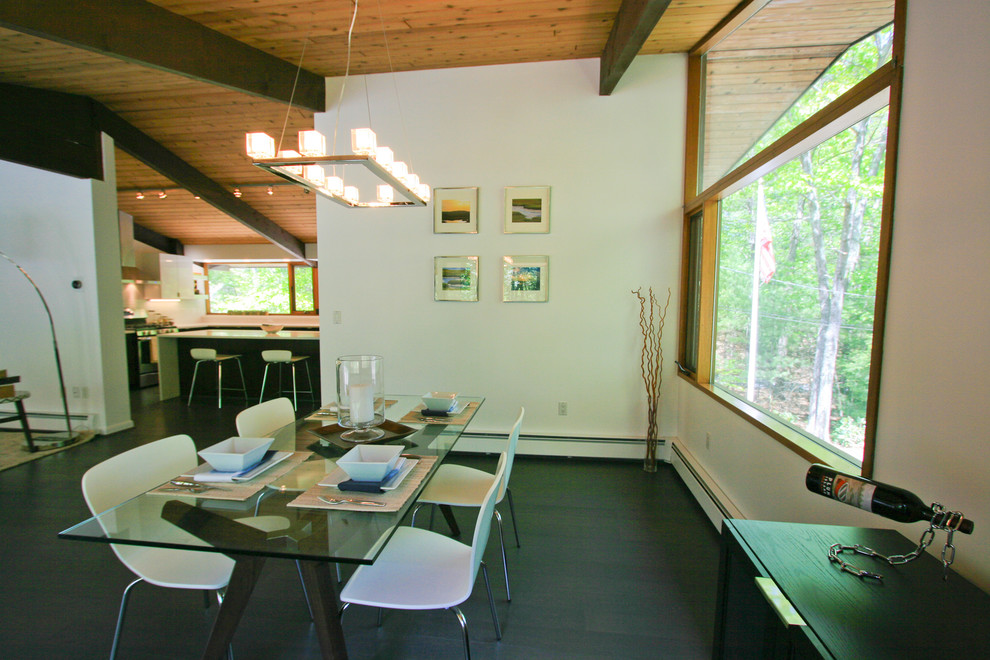 Exemple d'une salle à manger ouverte sur le salon tendance de taille moyenne avec un mur blanc et parquet foncé.