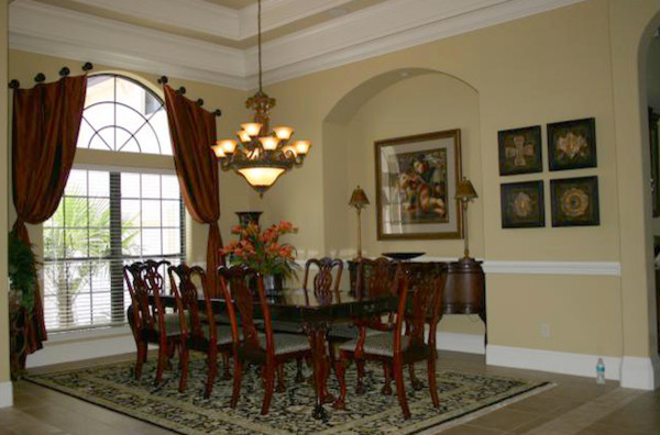 Пример оригинального дизайна: большая отдельная столовая в классическом стиле с желтыми стенами и паркетным полом среднего тона без камина
