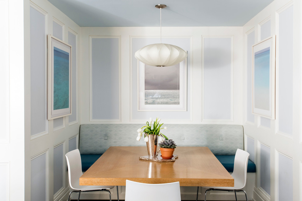 Immagine di una piccola sala da pranzo classica chiusa con pareti blu, parquet scuro, nessun camino e pavimento marrone