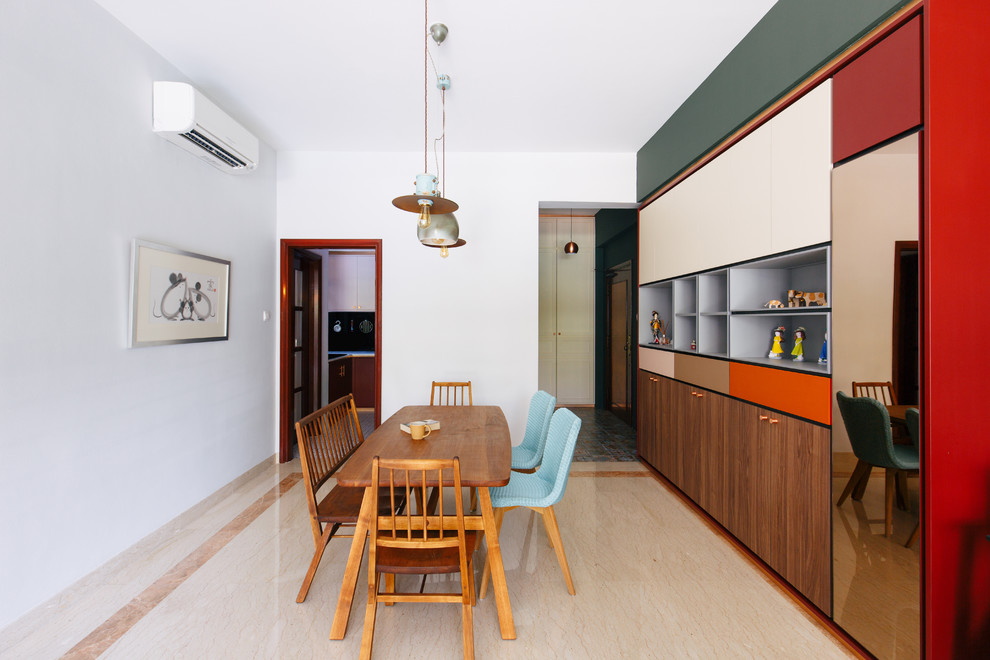 Cette image montre une salle à manger bohème fermée avec un mur blanc, aucune cheminée et un sol beige.