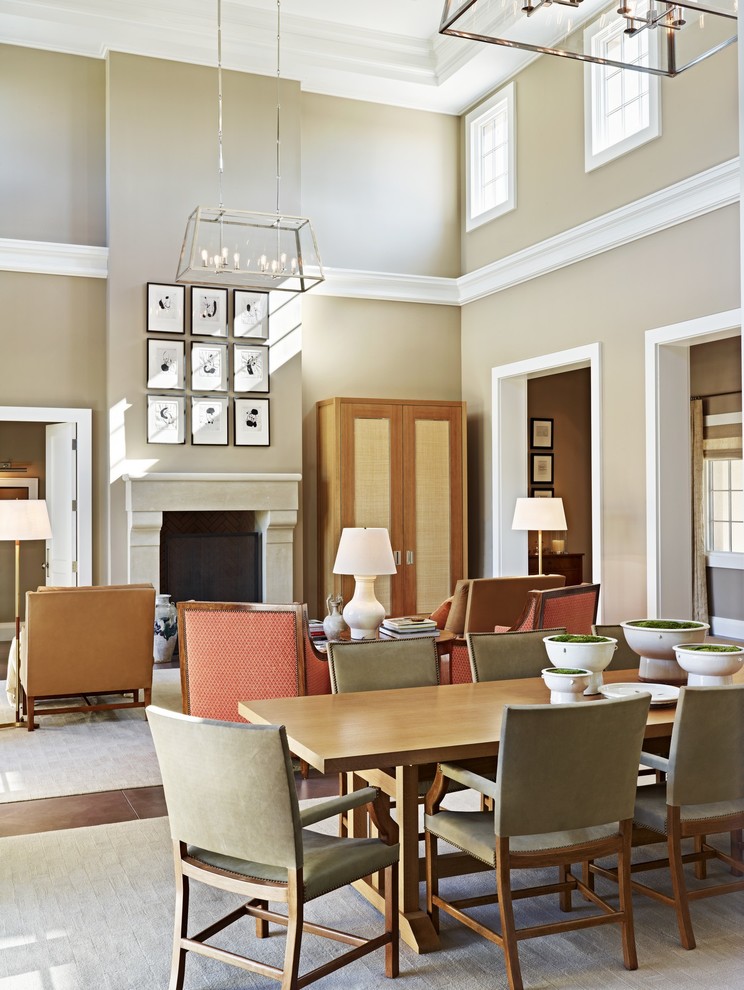 Immagine di una sala da pranzo aperta verso il soggiorno chic con pareti beige