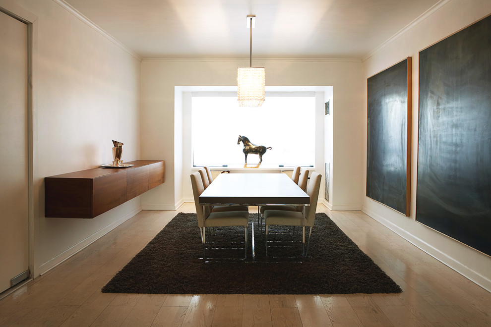 Modelo de comedor moderno con paredes beige y suelo de madera en tonos medios