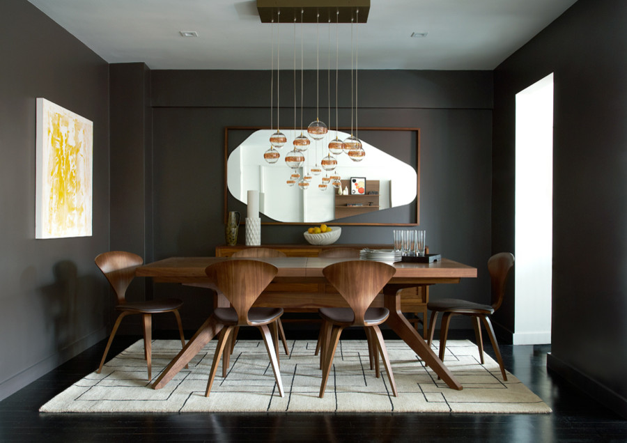Idee per una sala da pranzo minimalista chiusa e di medie dimensioni con pareti marroni e parquet scuro