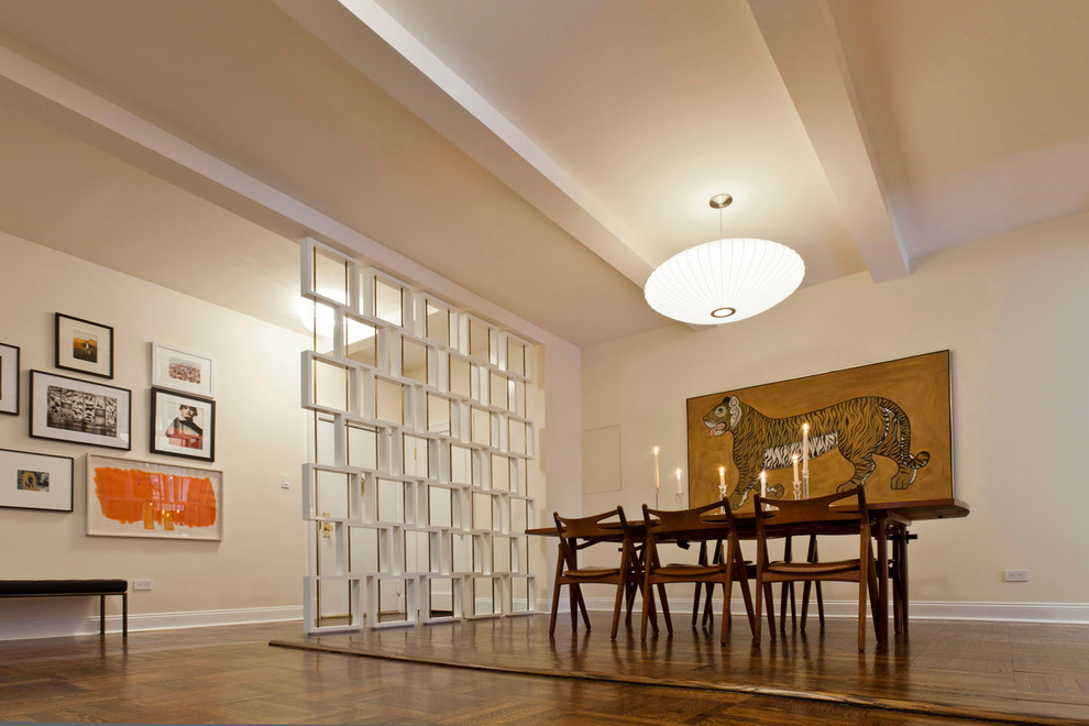 Modernes Esszimmer mit beiger Wandfarbe und dunklem Holzboden in New York