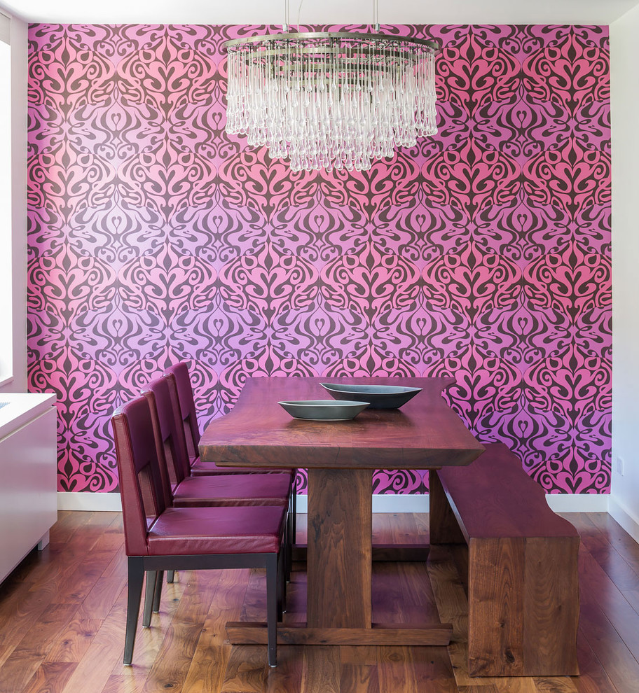 Idee per una sala da pranzo minimal di medie dimensioni con pareti rosa e parquet scuro