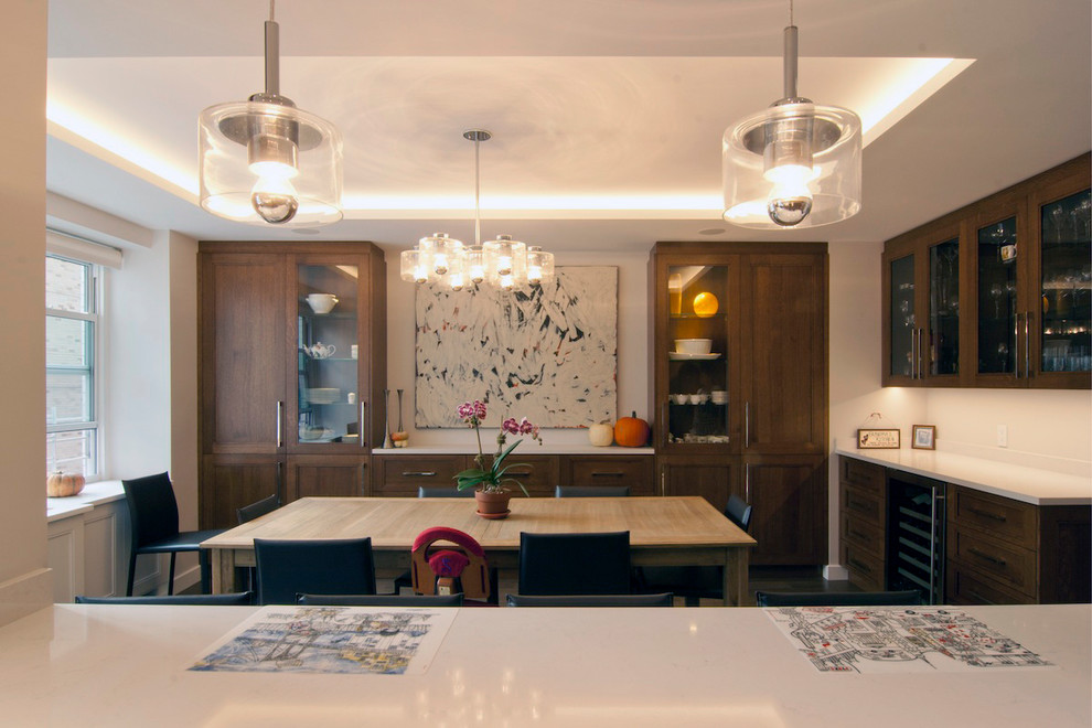 Mittelgroße Klassische Wohnküche mit weißer Wandfarbe, dunklem Holzboden und braunem Boden in New York