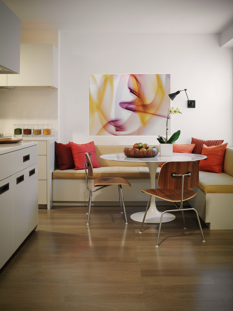 Пример оригинального дизайна: кухня-столовая среднего размера в стиле неоклассика (современная классика) с белыми стенами и паркетным полом среднего тона без камина
