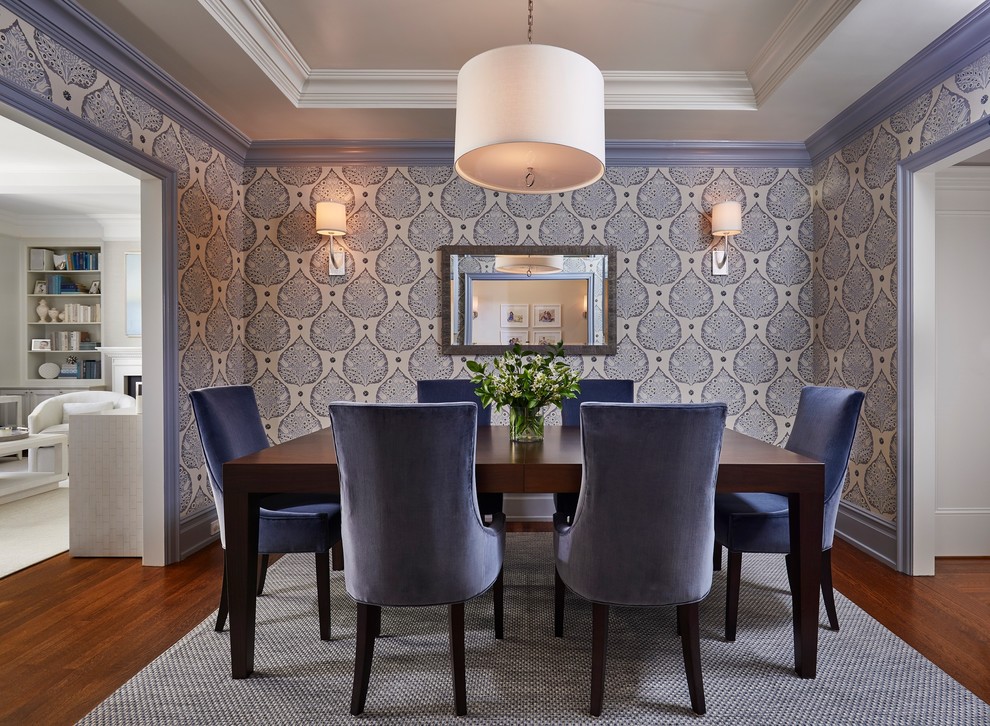 Idee per una sala da pranzo stile marinaro chiusa con pareti blu, pavimento in legno massello medio e pavimento marrone