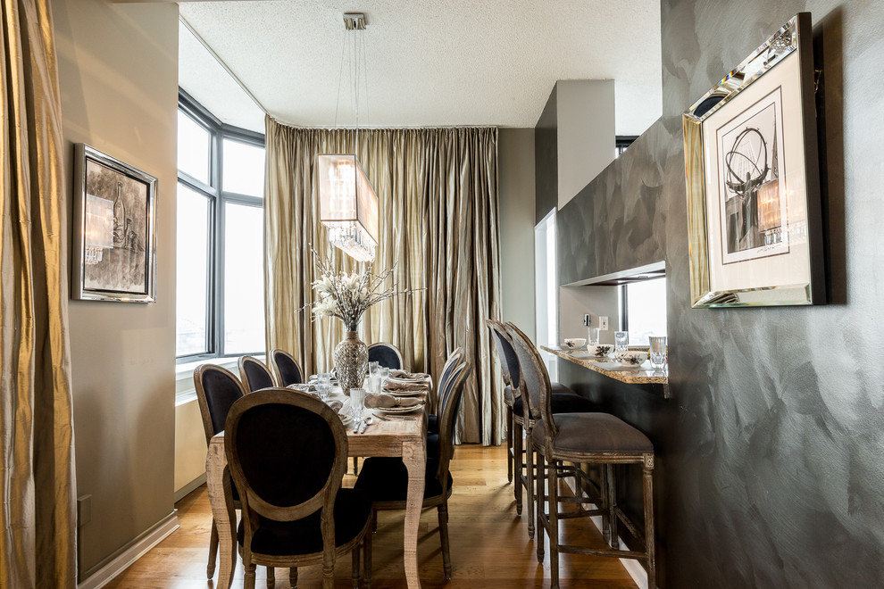 Réalisation d'une petite salle à manger ouverte sur la cuisine style shabby chic avec mur métallisé et un sol en bois brun.