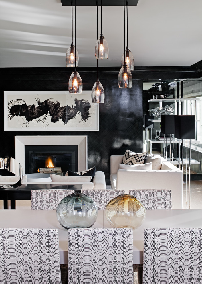 Moderne Wohnküche mit schwarzer Wandfarbe und Kamin in New York