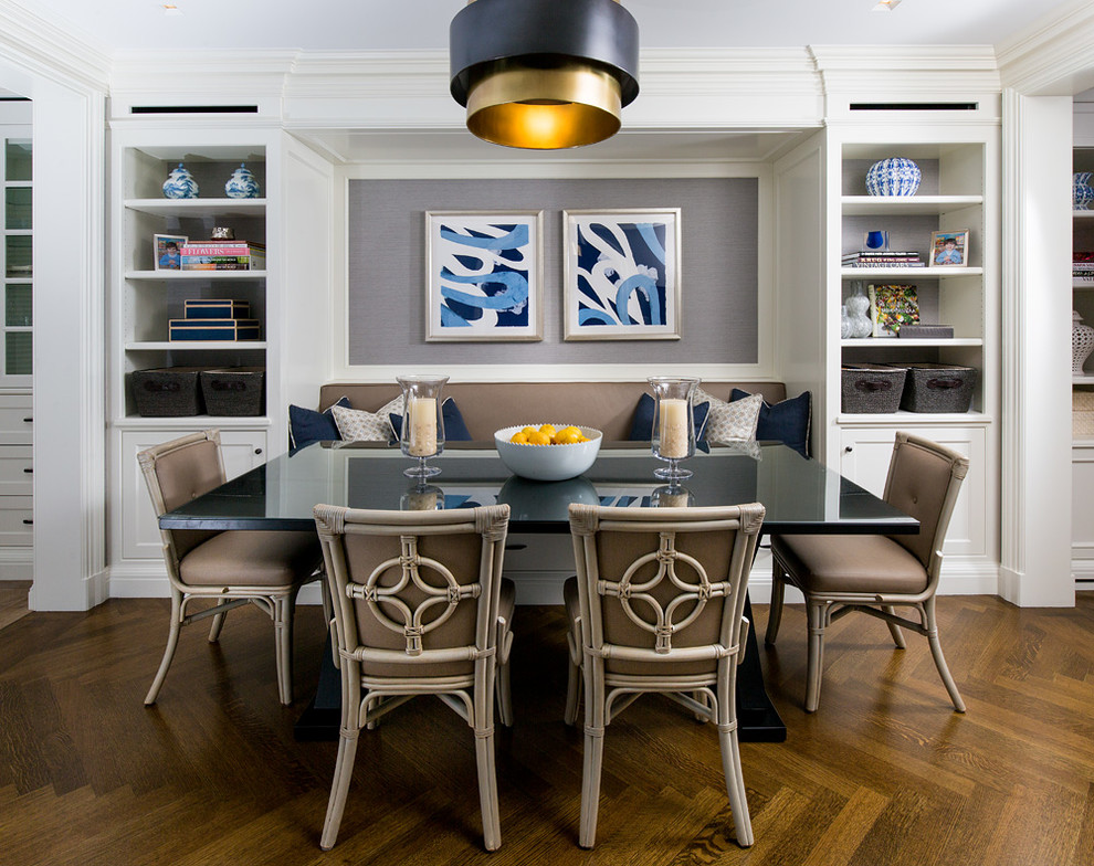 Пример оригинального дизайна: столовая в стиле неоклассика (современная классика) с серыми стенами, коричневым полом и паркетным полом среднего тона