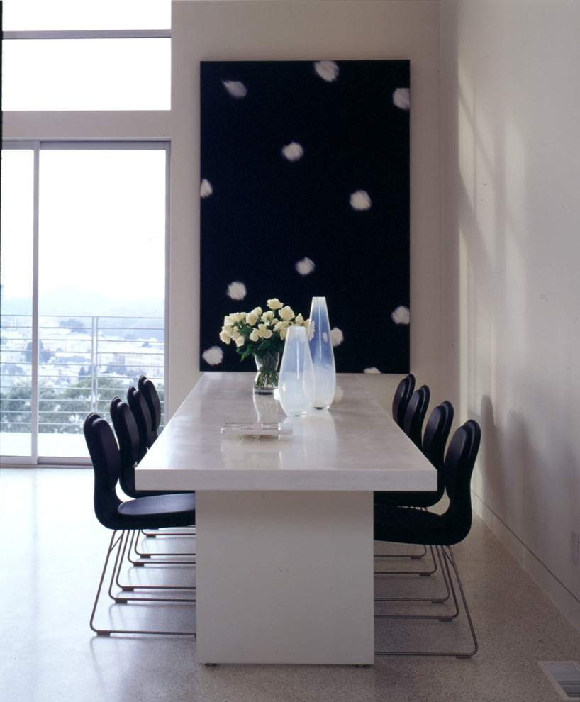 Idee per una grande sala da pranzo aperta verso il soggiorno moderna con pareti bianche e pavimento in pietra calcarea