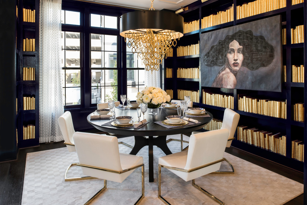 Cette image montre une salle à manger traditionnelle avec un mur noir, parquet foncé et un sol marron.