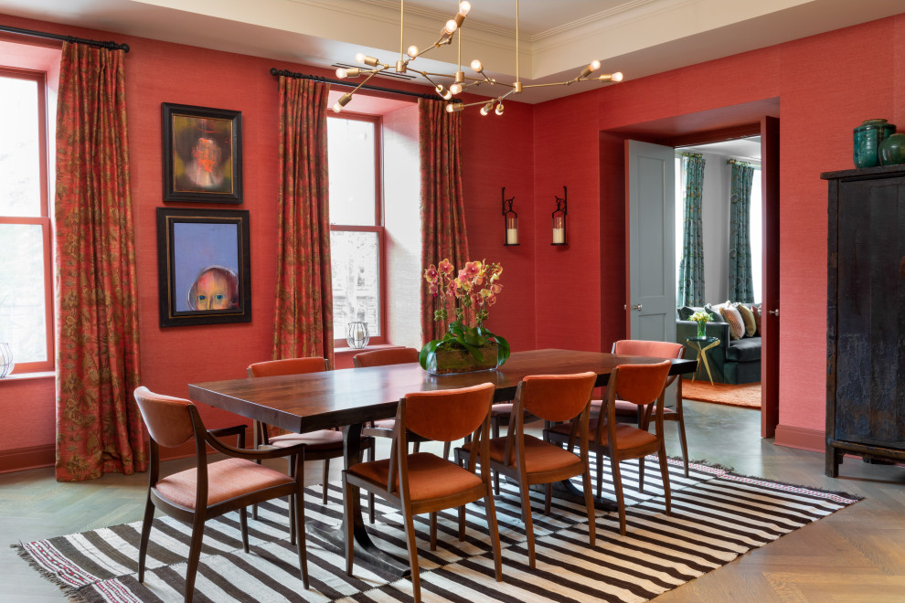 Источник вдохновения для домашнего уюта: столовая в стиле фьюжн с красными стенами, темным паркетным полом и коричневым полом