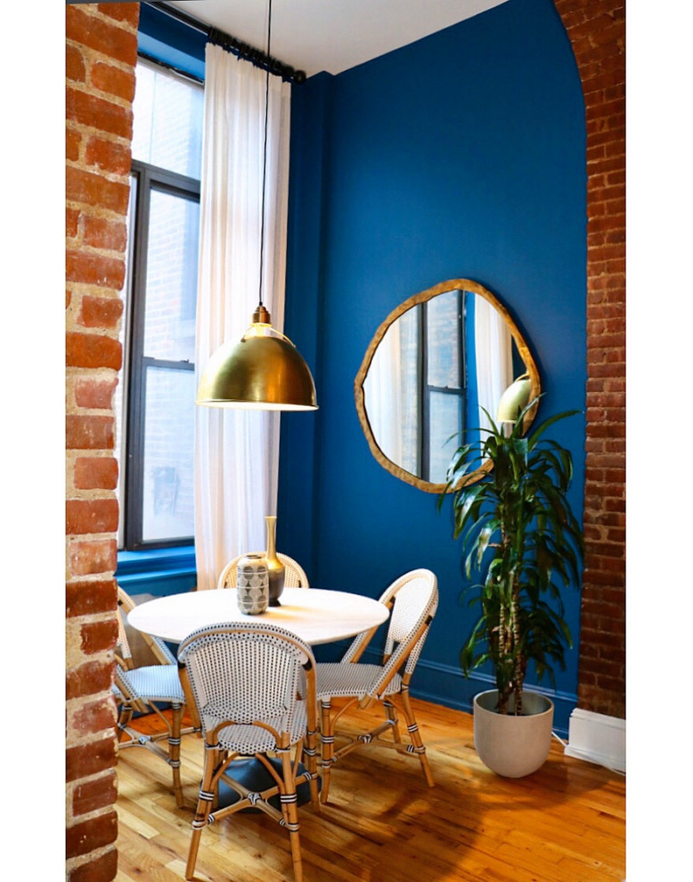 На фото: столовая среднего размера в стиле фьюжн с с кухонным уголком, синими стенами и паркетным полом среднего тона