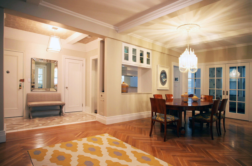 Exemple d'une salle à manger ouverte sur le salon chic de taille moyenne avec un mur beige et un sol en bois brun.