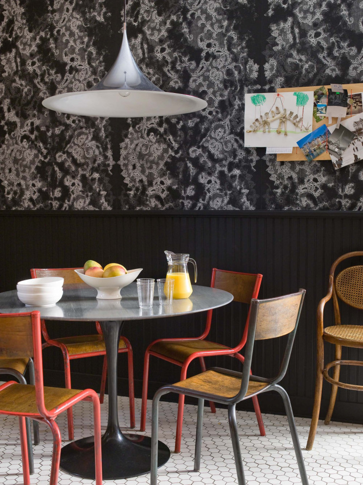 Стильный дизайн: столовая в стиле фьюжн с черными стенами, белым полом, панелями на стенах и обоями на стенах - последний тренд