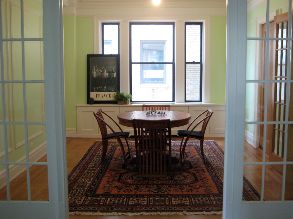 Geschlossenes, Mittelgroßes Uriges Esszimmer ohne Kamin mit grüner Wandfarbe, braunem Holzboden und braunem Boden in New York