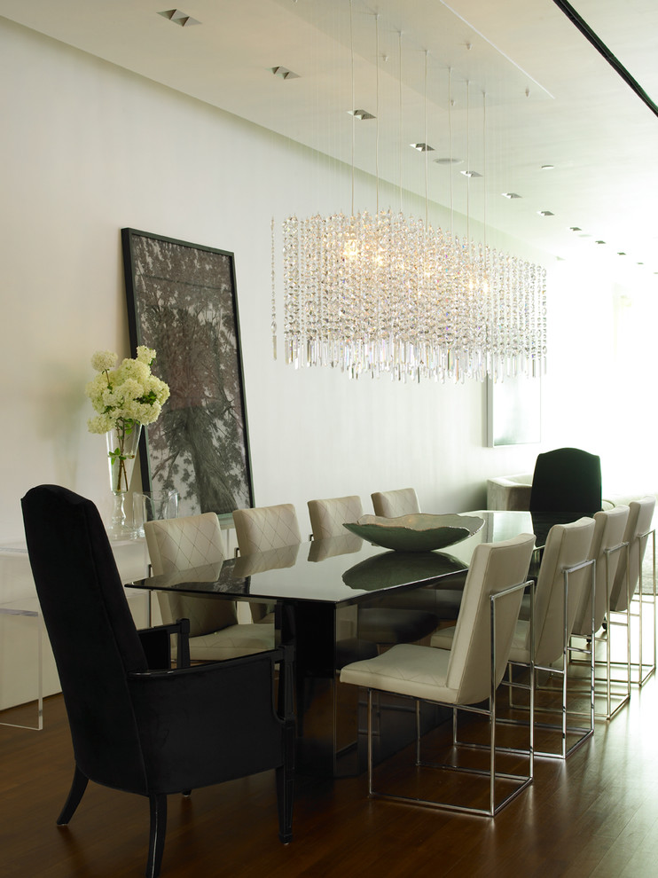 Ispirazione per una sala da pranzo contemporanea con pareti bianche e parquet scuro