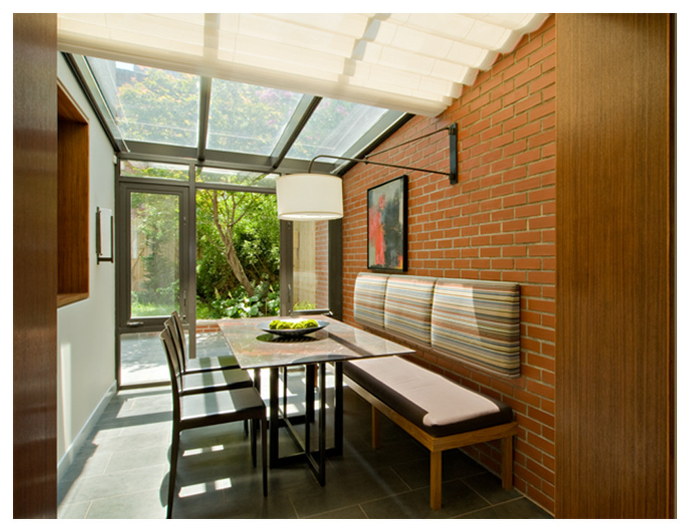 Стильный дизайн: большая кухня-столовая в современном стиле с красными стенами, полом из сланца и серым полом без камина - последний тренд