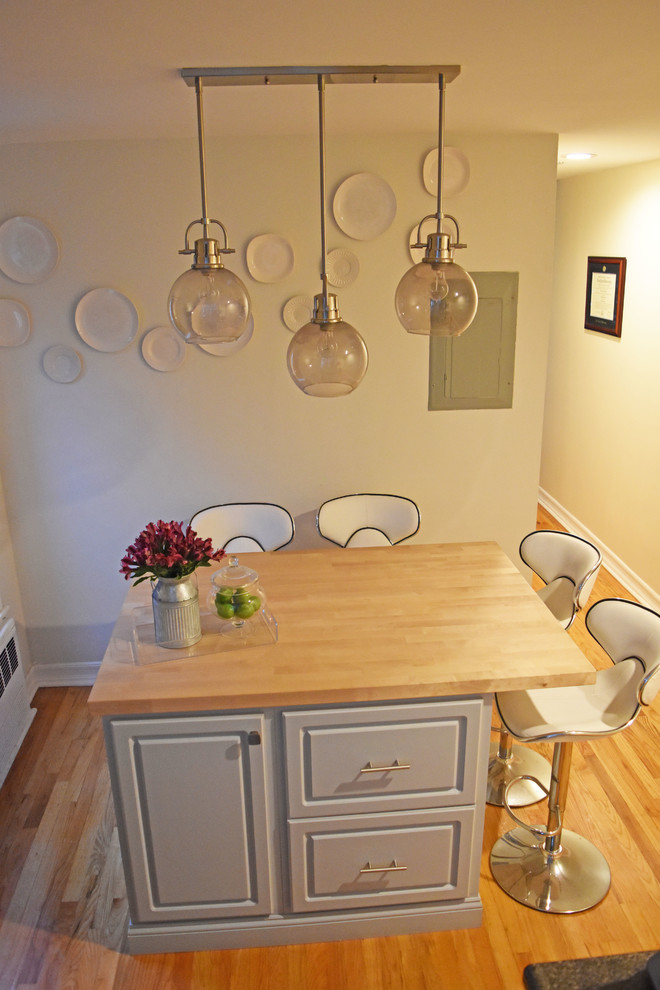 Idées déco pour une petite salle à manger ouverte sur la cuisine moderne avec un mur bleu, parquet clair et un sol marron.