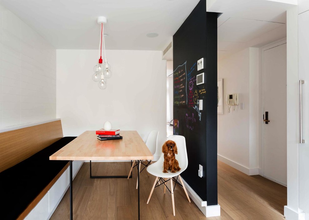 Источник вдохновения для домашнего уюта: отдельная столовая среднего размера в скандинавском стиле с белыми стенами и светлым паркетным полом