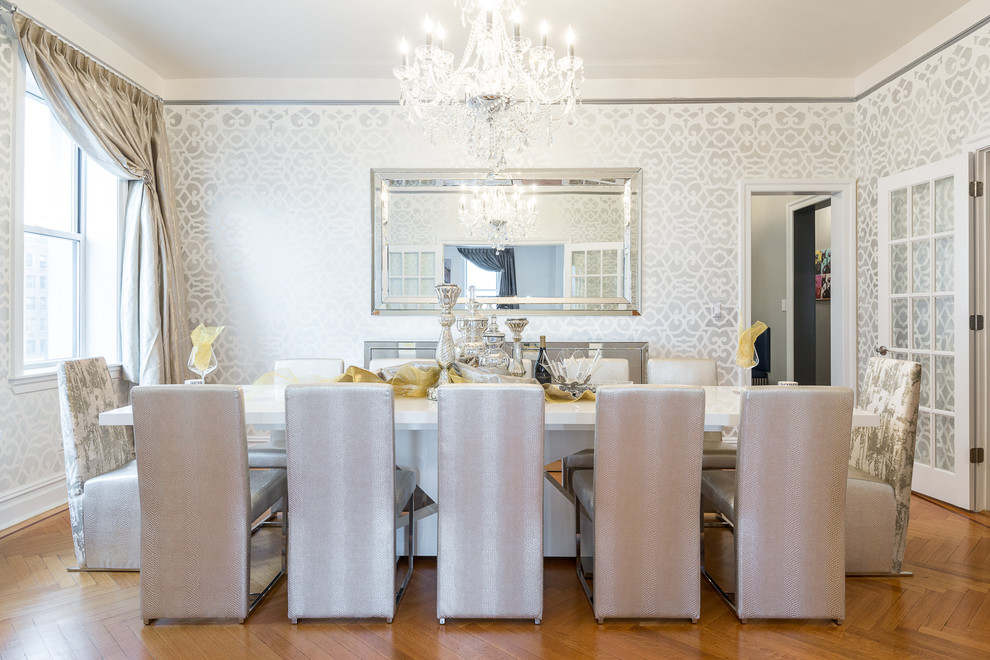 Idee per un'ampia sala da pranzo aperta verso il soggiorno tradizionale con pareti con effetto metallico e pavimento in legno massello medio