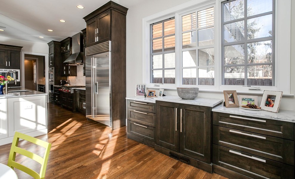 Immagine di una cucina abitabile chic di medie dimensioni con pavimento in legno massello medio