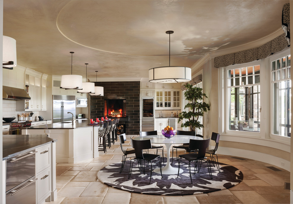 Mittelgroße Moderne Wohnküche mit beiger Wandfarbe, beigem Boden, Hängekamin und gefliester Kaminumrandung in New York