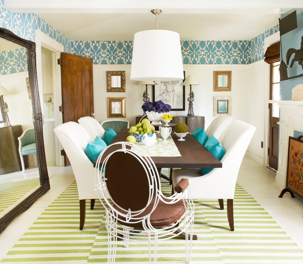 Idee per una sala da pranzo eclettica chiusa con pareti blu e pavimento bianco
