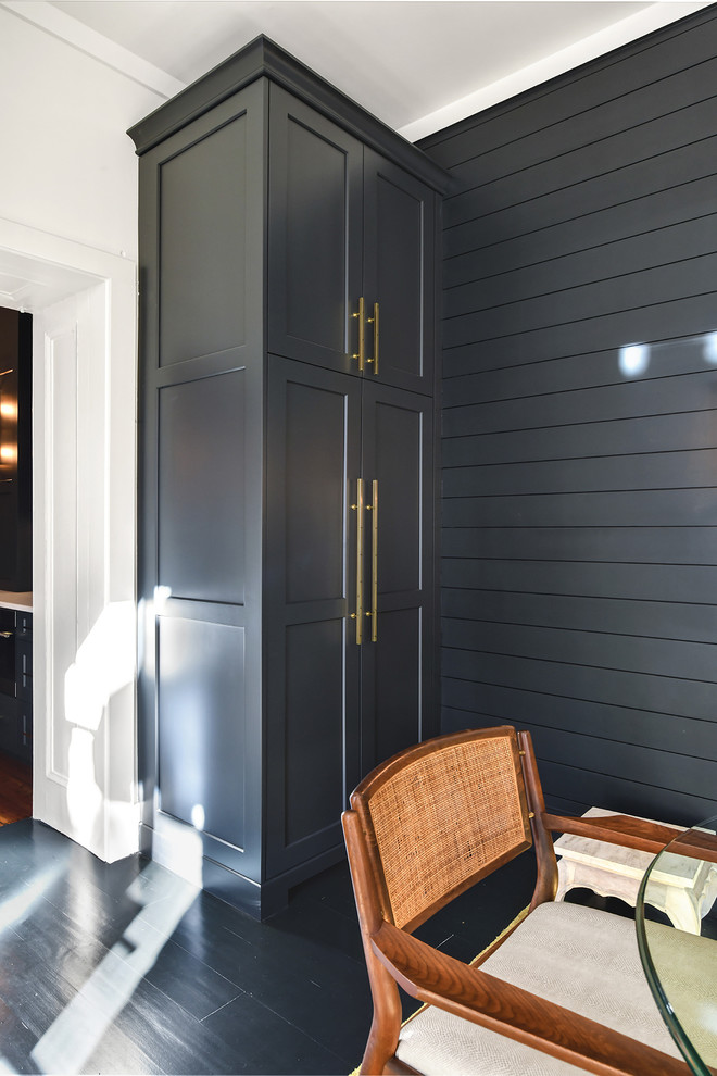 Große Moderne Wohnküche ohne Kamin mit schwarzer Wandfarbe, gebeiztem Holzboden und schwarzem Boden in Charleston