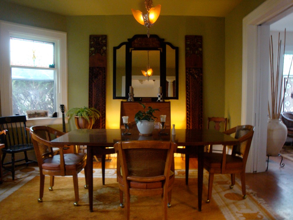 Esempio di una piccola sala da pranzo aperta verso la cucina boho chic con pareti verdi e pavimento in legno massello medio
