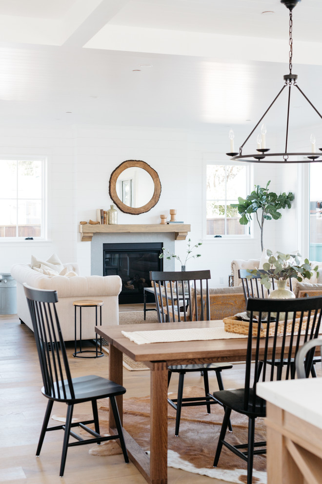 Cottage dining room photo in Los Angeles