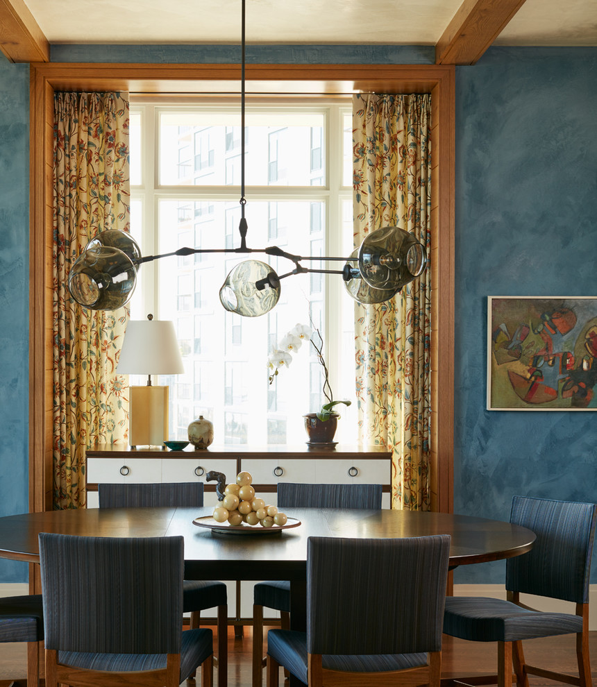 Idee per una sala da pranzo aperta verso il soggiorno classica di medie dimensioni con pareti blu e pavimento in legno massello medio
