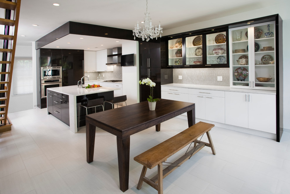 Immagine di una grande sala da pranzo aperta verso la cucina minimal con pareti bianche e pavimento in gres porcellanato