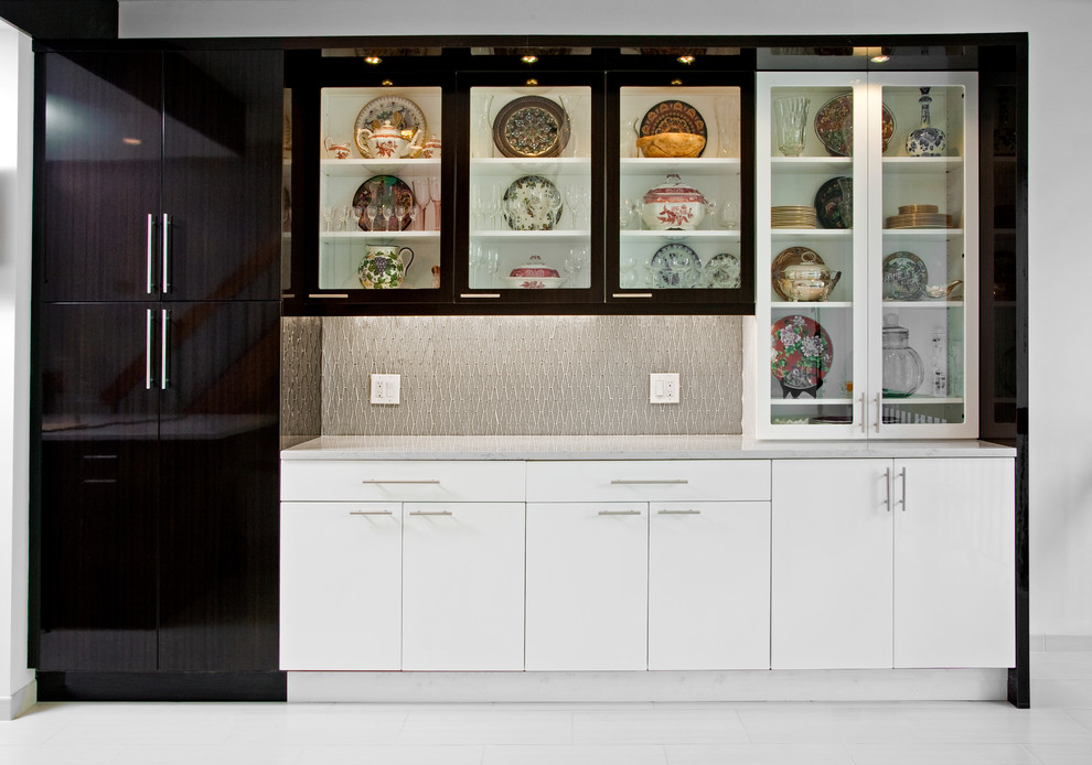 Foto di una grande sala da pranzo aperta verso la cucina minimal con pareti bianche e pavimento in gres porcellanato