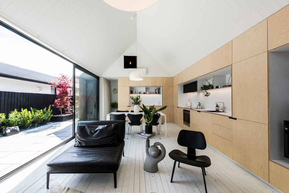Idee per una piccola sala da pranzo aperta verso la cucina contemporanea con pareti bianche e pavimento in legno verniciato