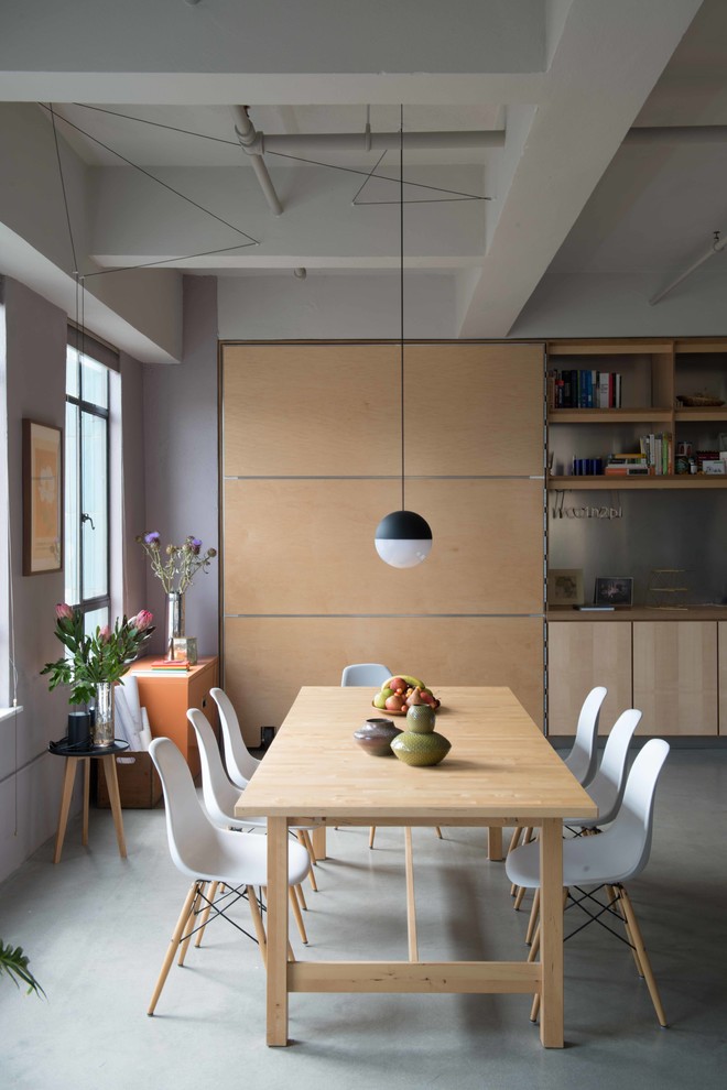 Пример оригинального дизайна: кухня-столовая среднего размера в стиле ретро с серыми стенами, бетонным полом и серым полом без камина