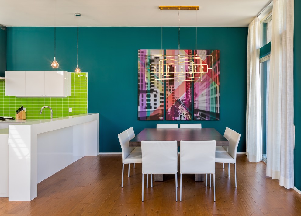 Стильный дизайн: кухня-столовая в современном стиле с светлым паркетным полом и синими стенами без камина - последний тренд