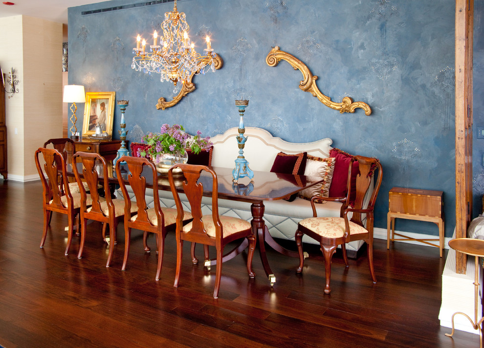 Immagine di una sala da pranzo aperta verso il soggiorno vittoriana di medie dimensioni con pareti blu, parquet scuro, nessun camino e pavimento marrone