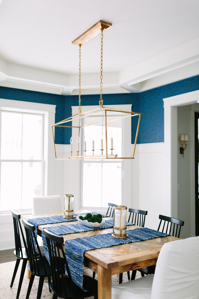 Свежая идея для дизайна: отдельная столовая среднего размера в стиле неоклассика (современная классика) с синими стенами и темным паркетным полом - отличное фото интерьера