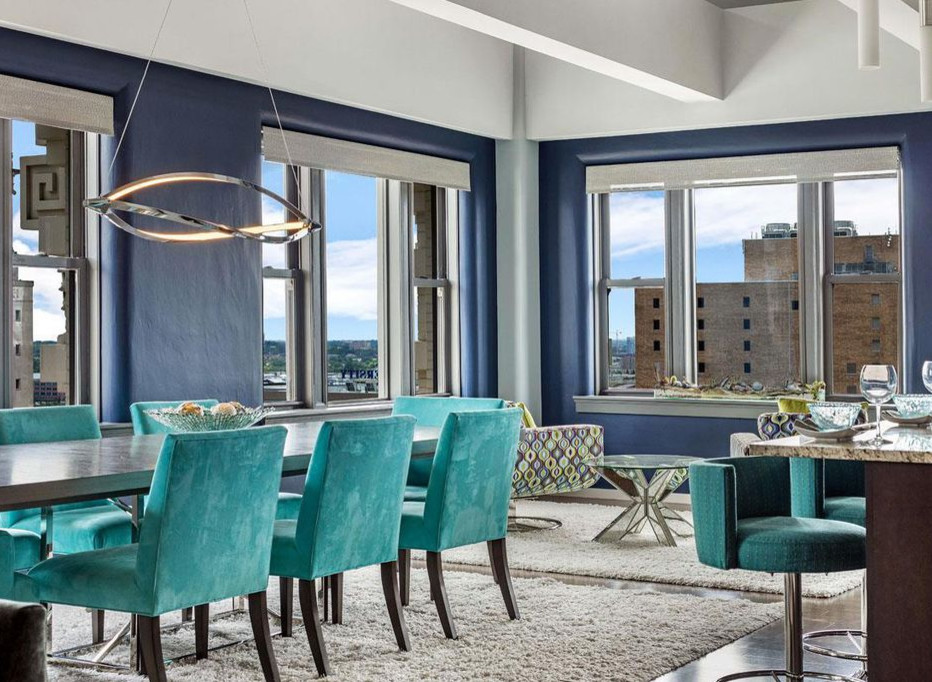 Immagine di una grande sala da pranzo aperta verso il soggiorno minimal con pareti blu, parquet scuro e pavimento marrone