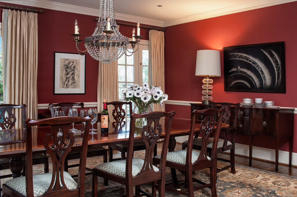 Стильный дизайн: столовая в классическом стиле с красными стенами - последний тренд