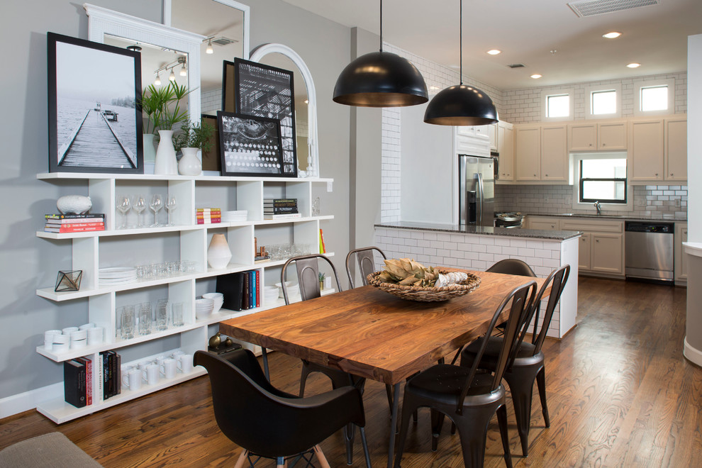 Стильный дизайн: кухня-столовая в современном стиле с серыми стенами и паркетным полом среднего тона - последний тренд