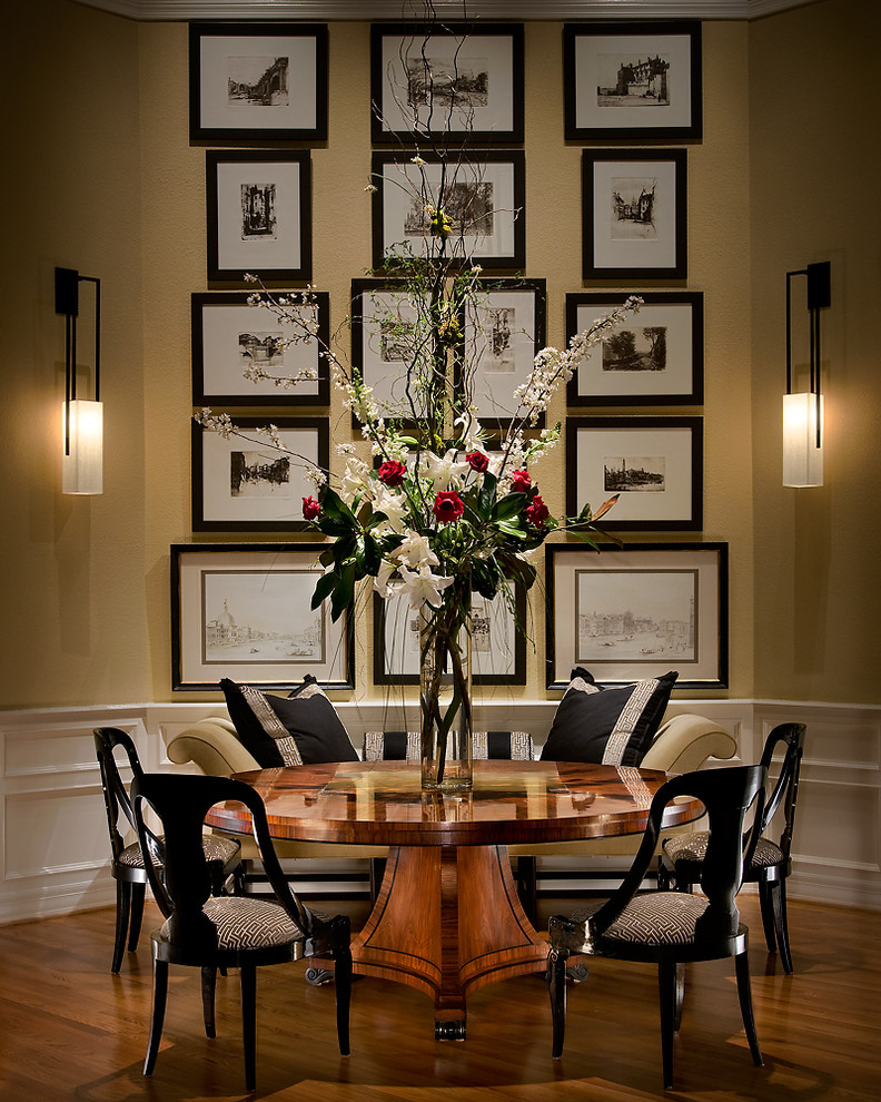Aménagement d'une salle à manger classique avec un mur beige et un sol en bois brun.