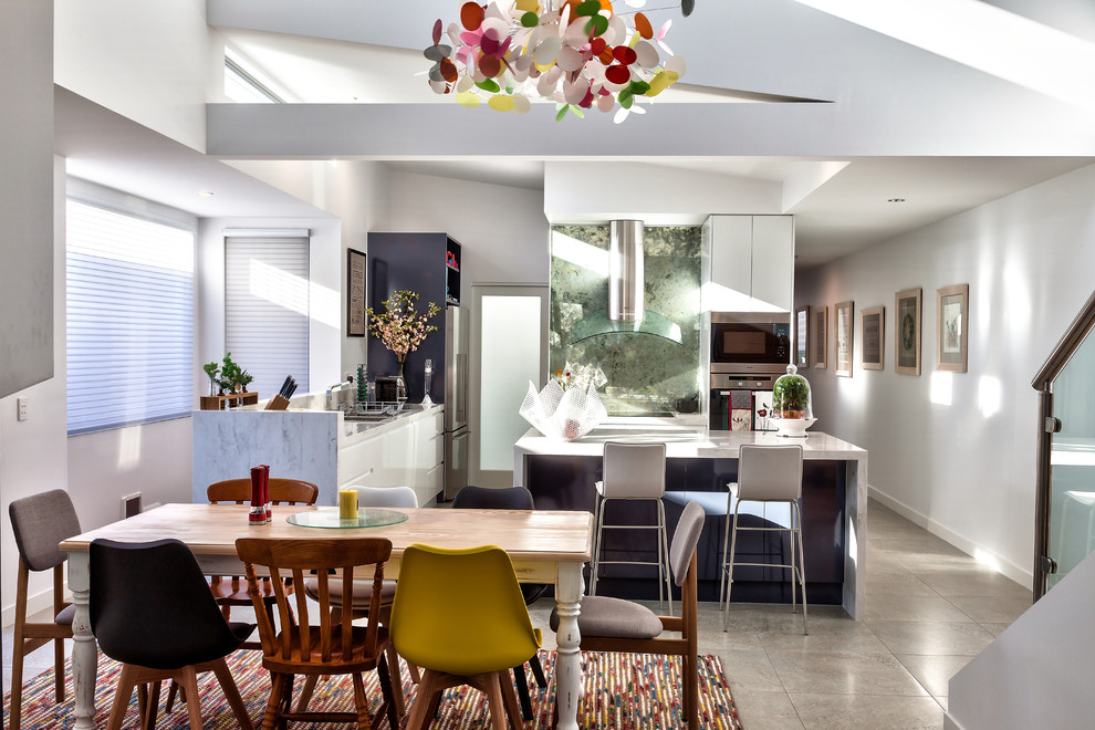 Свежая идея для дизайна: кухня-столовая среднего размера в современном стиле с белыми стенами без камина - отличное фото интерьера