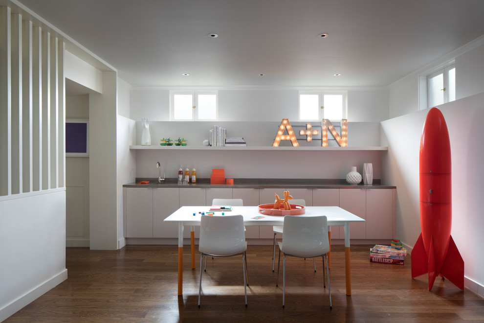 Inspiration pour une salle à manger design avec un mur blanc, un sol en bois brun et un sol marron.