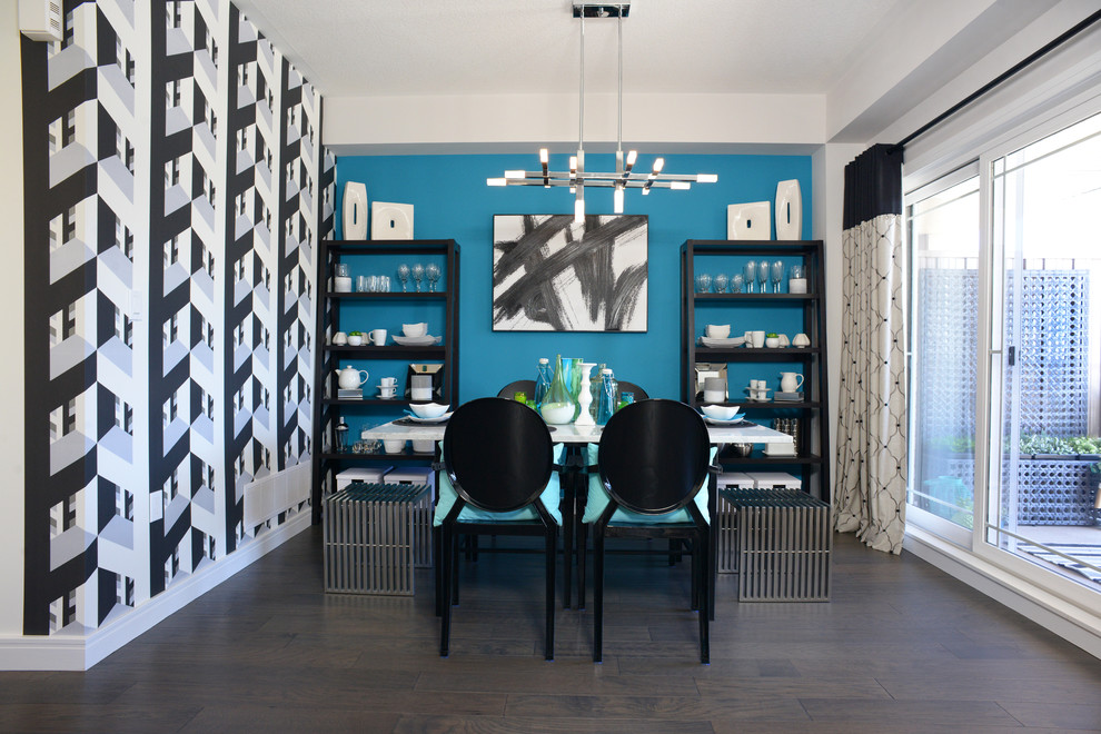 Ispirazione per una sala da pranzo contemporanea di medie dimensioni con pareti blu, pavimento marrone e parquet scuro