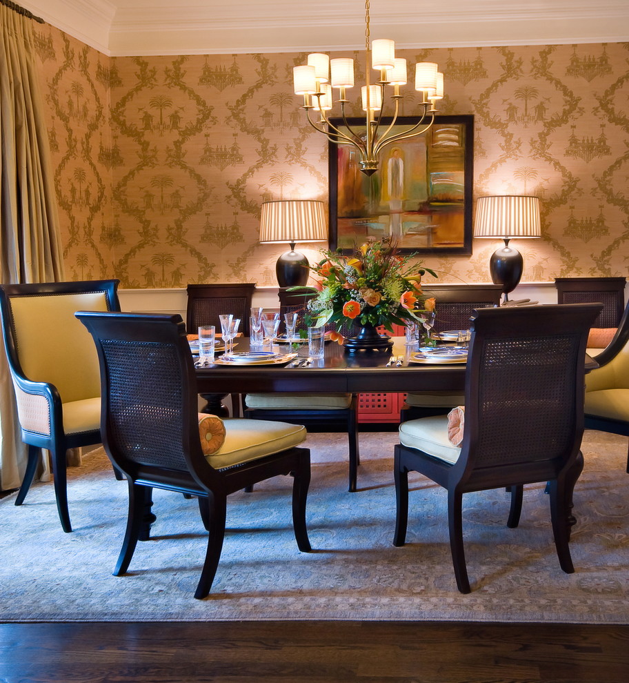 Foto di una sala da pranzo tradizionale chiusa e di medie dimensioni con parquet scuro, pareti con effetto metallico e pavimento marrone